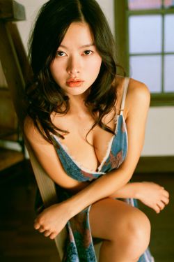 女子被扒衣潑糞